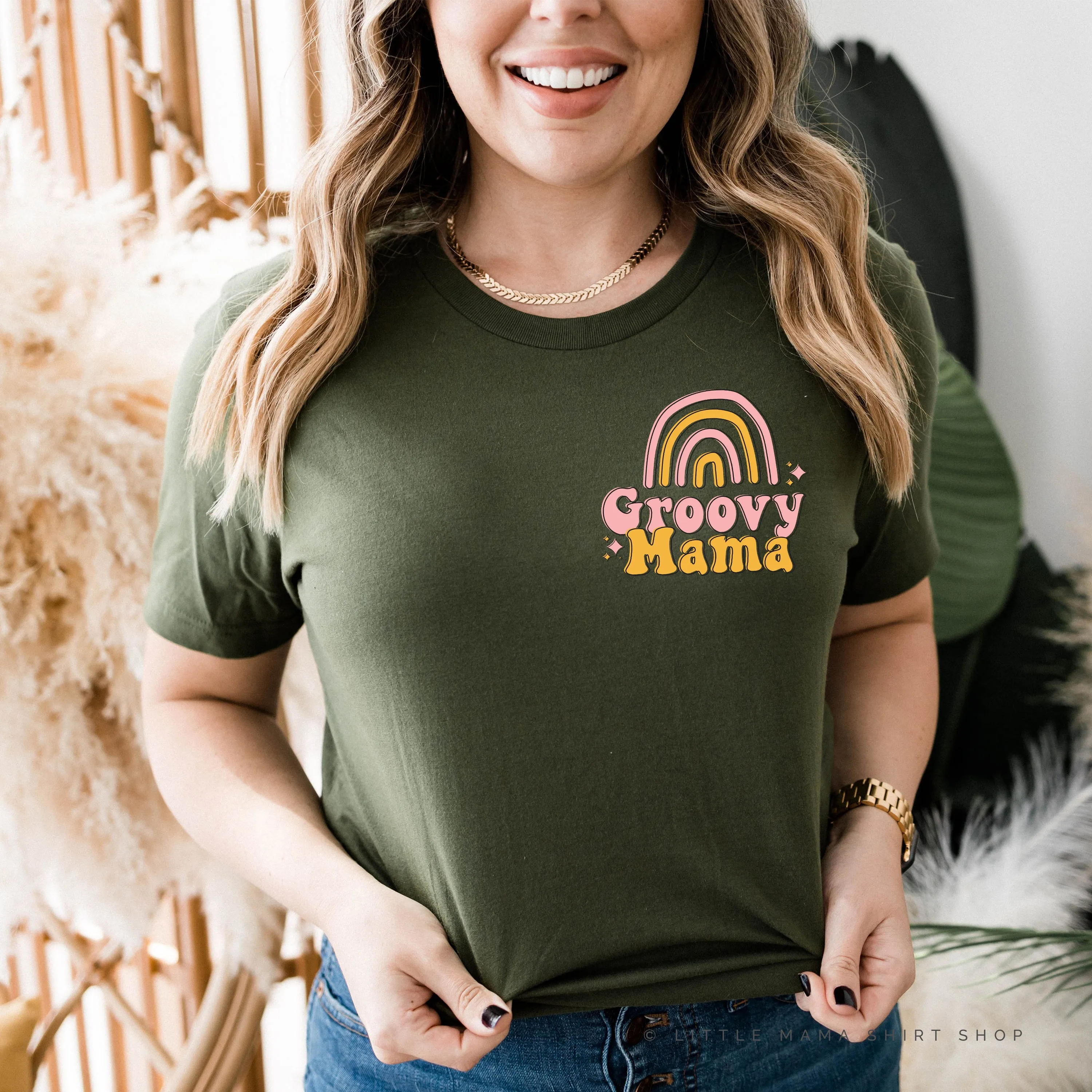 GROOVY MAMA - RAINBOW - Unisex Tee